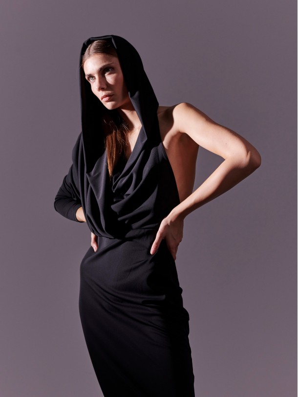 Φόρεμα μαύρο μίντι ντραπέ με κουκούλα SCOTTIE | Libelloula Μοντέρνα γυναικεία ρούχα